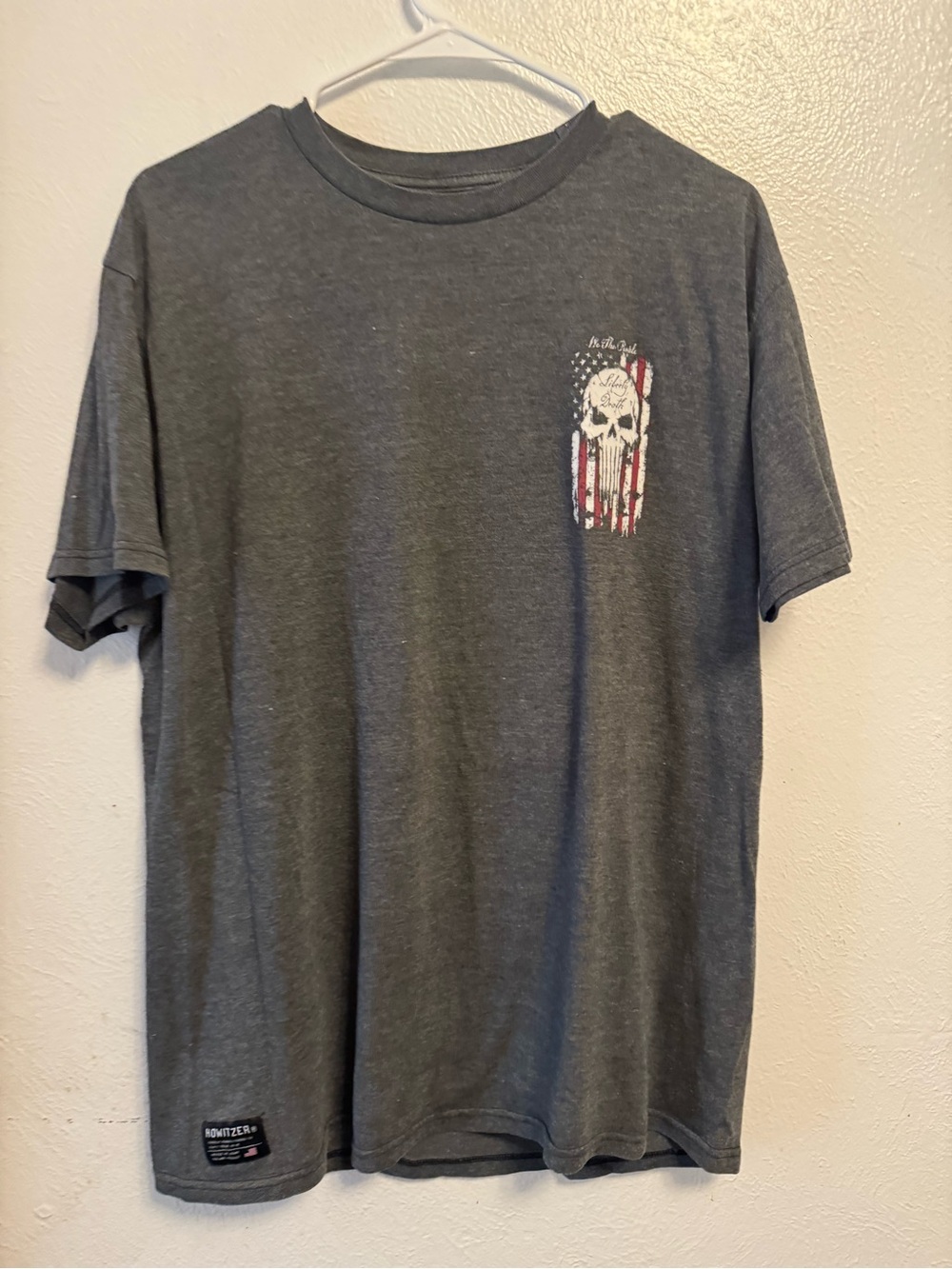Men's Charcoal Short-Sleeve Graphic Tee with American Skull Accent